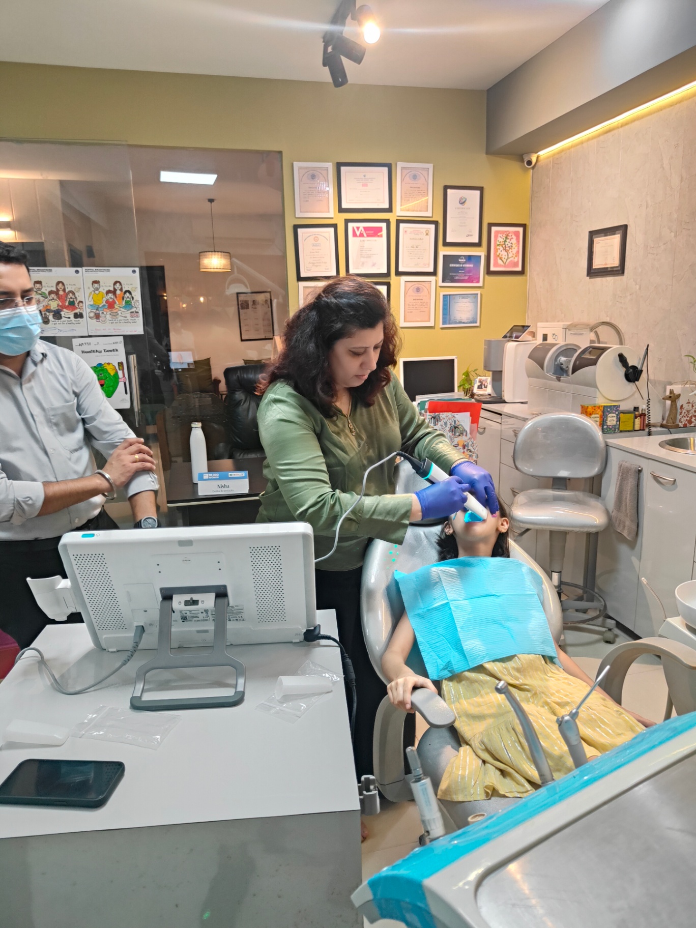 Dr. Nisha Bali performing a digital intraoral scan